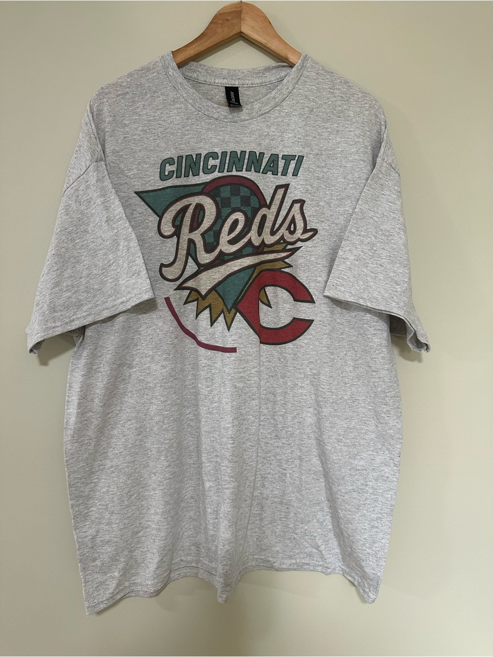 Gildan Cincinnati Reds Graphic Crewneck Tee in Heather Gray - Picture 6 of 6